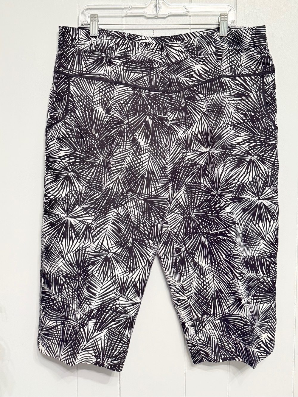 Ruby Rd. Black & White Tropical Print Capri with 4 pockets